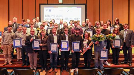 Die Gewinner-Betriebe hatte die Jury aus mehr als 70 Bewerbungen ausgewählt. Kriterien waren etwa Nachhilfeangebote oder Teilzeitmodelle.