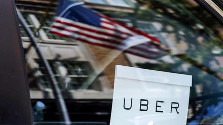 Ein Uber-Logo an einem Wagen in New York