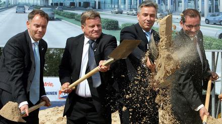 Der Spatenstich am 5. September 2006: Rainer Schwarz von der Flughafen-Geschäftsführung, Bahn-Chef Hartmut Mehdorn, Berlins Regierender Klaus Wowereit und Brandenburgs Ministerpräsident Matthias Platzeck.