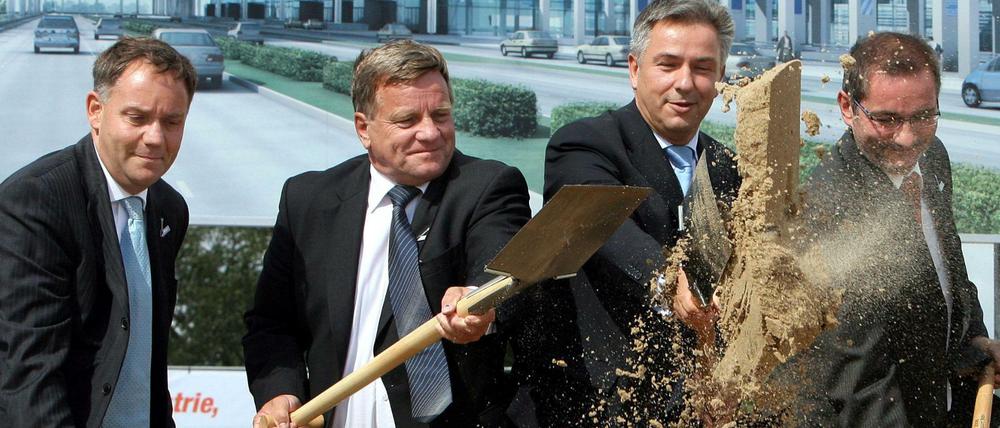 Der Spatenstich am 5. September 2006: Rainer Schwarz von der Flughafen-Geschäftsführung, Bahn-Chef Hartmut Mehdorn, Berlins Regierender Klaus Wowereit und Brandenburgs Ministerpräsident Matthias Platzeck.