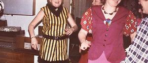 Egal, ob man in Ost- oder Westdeutschland aufgewachsen ist, fast jeder kennt solche Partys im familiären Wohnzimmer. Und in jeder Familie gibt es ähnlich untalentierte Fotografen. 