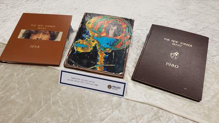 Das sind sie, die Tagebücher von John Lennon. Drin blättern und lesen war streng verboten.