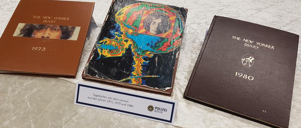 Das sind sie, die Tagebücher von John Lennon. Drin blättern und lesen war streng verboten. 