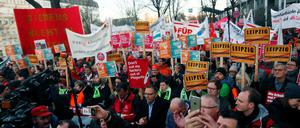 Siemens-Beschäftigte auf der Straße. Am Donnerstagmorgen setzte sich der Protestzug gegen den Stellenabbau in Berlin in Bewegung. 