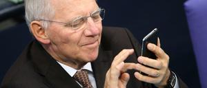 Nutzt natürlich auch sein Mobiltelefon: der neue Bundestagspräsident und frühere Finanzminister Wolfgang Schäuble (CDU), 2015 während einer Debatte im Bundestag.