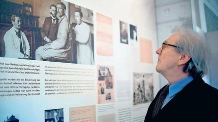 Karl Max Einhäupl, Vorstandsvorsitzender der Charité, bei der Eröffnung der Ausstellung "Der Anfang war eine feine Verschiebung in der Grundeinstellung der Ärzte".