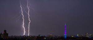 Blitze - wie hier über Berlin - erzeugen aus Stickstoffatomen radioaktive Kohlenstoffvarianten.