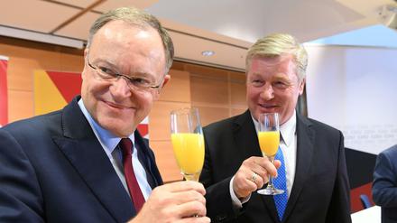 Darauf einen O-Saft: Der SPD-Landesvorsitzende und Ministerpräsident Stephan Weil (l) und der CDU-Landesvorsitzende Bernd Althusmann stoßen an in Hannover.