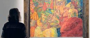 Eine Frau steht in einer Ausstellung vor einem Werk von Emil Nolde.