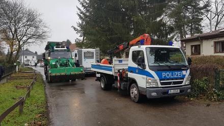 Die Polizei war am Dienstag mit schwerem Gerät angerückt, um die Trümmer des eingestürzten Hauses zu beräumen.