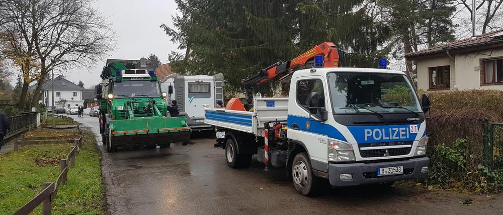 Die Polizei war am Dienstag mit schwerem Gerät angerückt, um die Trümmer des eingestürzten Hauses zu beräumen.