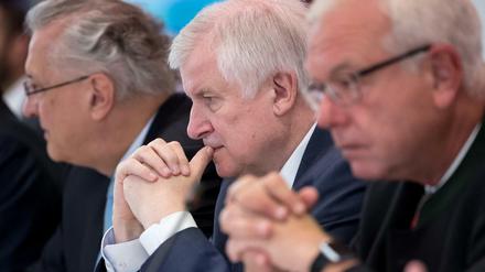 Bayerns Innenminister Joachim Herrmann (l), Ministerpräsident Horst Seehofer und Fraktionschef Thomas Kreuzer (r).