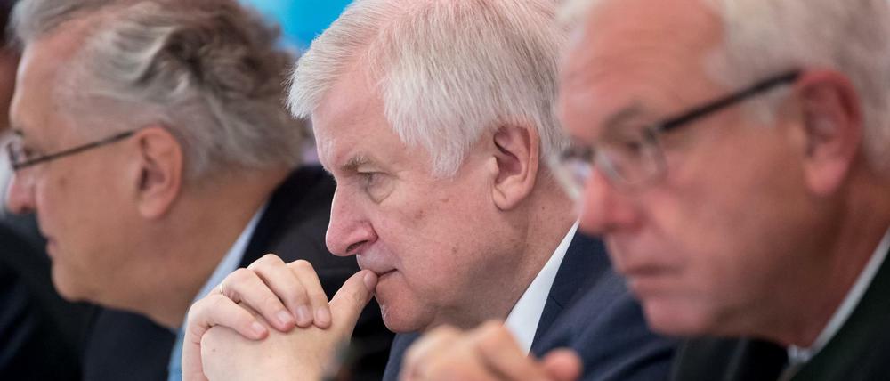 Bayerns Innenminister Joachim Herrmann (l), Ministerpräsident Horst Seehofer und Fraktionschef Thomas Kreuzer (r).