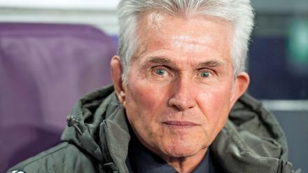 Da kann man schon mal anlaufen. Jupp Heynckes beim Spiel in Anderlecht.