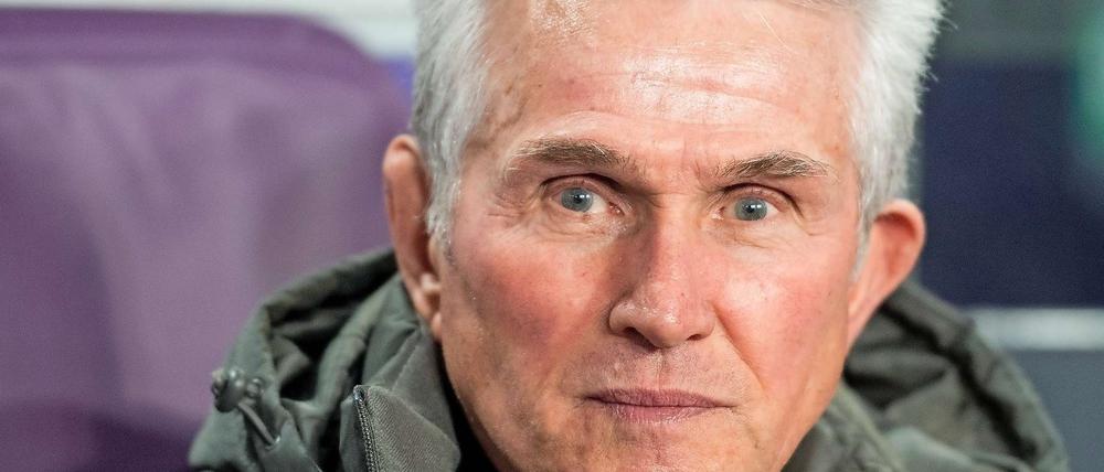 Da kann man schon mal anlaufen. Jupp Heynckes beim Spiel in Anderlecht.