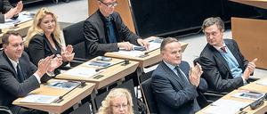 Die Abgeordneten der AfD um Fraktionschef Georg Pazderski (2.v.r) im Berliner Abgeordnetenhaus sitzen neben der FDP (vorne) ganz rechts außen.
