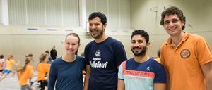 Vier Trainer, zwei Teams: Yasmin Patzer und Abbas Al Shafeay (beide links) trainieren die U8, Omar Hamzah und Paul Harfenmeister (ganz rechts) kümmern sich um die U12-Kinder.