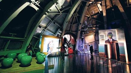 Verschobene Wahrnehmung. Im Atomium, Brüssels Wahrzeichen, lassen sich Magrittes Bilder leibhaftig betreten. 