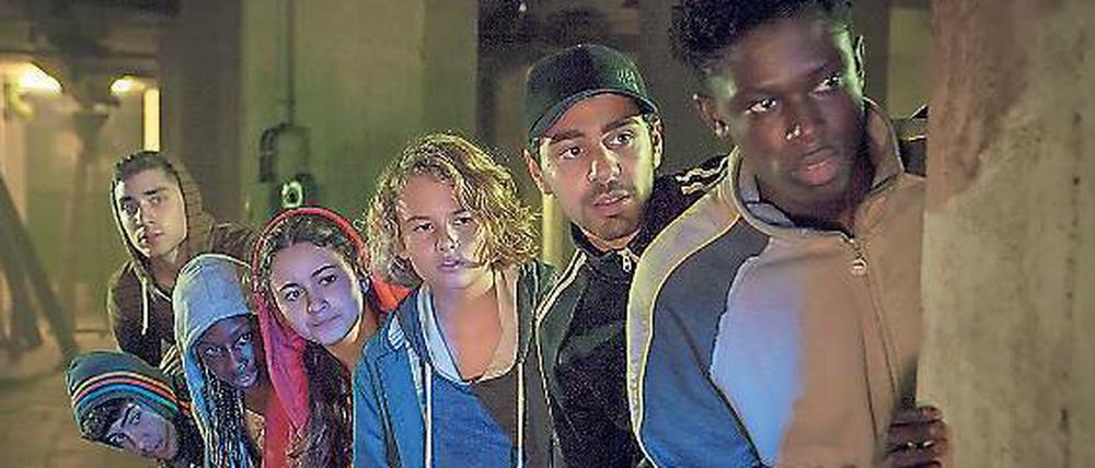 Abenteuer-Leben in Germany: Die Freunde um Aminata (Jodyna Basombo, 3. v. l.).