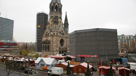 Der Weihnachtsmarkt am Breitscheidplatz ist im Aufbau. Zur Straße hin versperren Betonpoller den Weg.