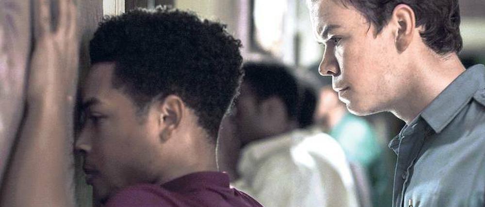 Der Polizist Krauss (Will Poulter) zwingt die Gäste des Algiers Motels (hier Jacob Latimore) zu einem "Todesspiel".