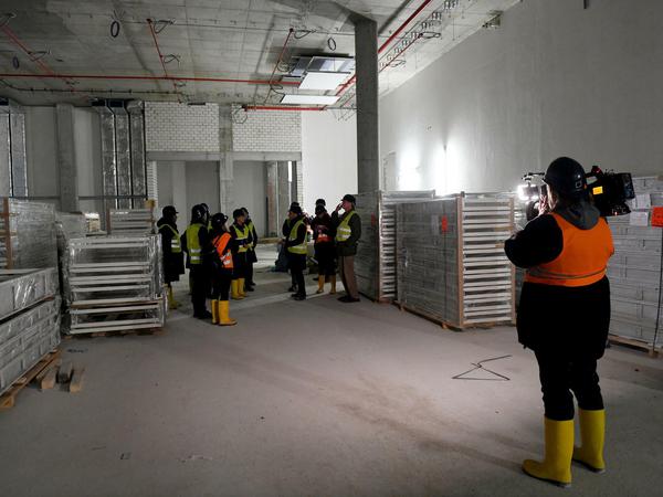 Baustellenführung im Multifunktionssaal des geplanten Humboldt-Labors.
