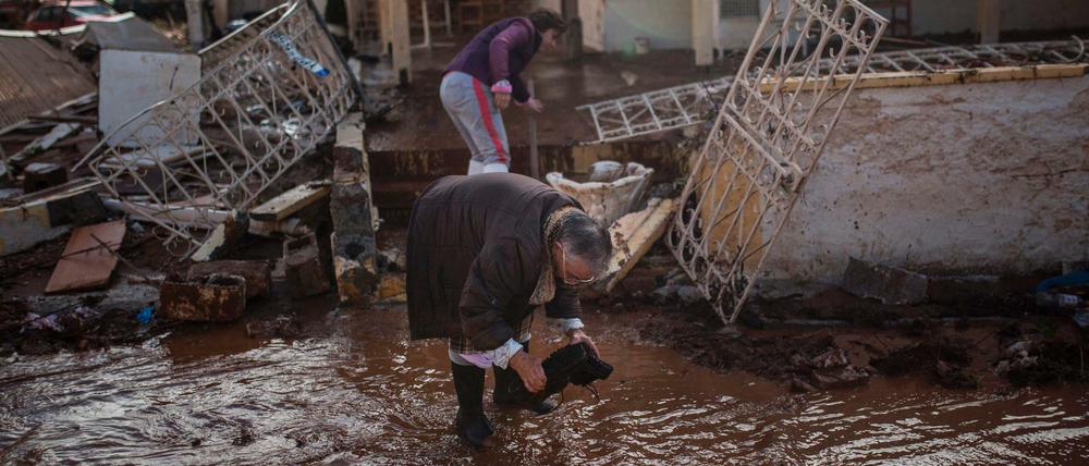 Aufräumarbeiten im Zentrum von Mandra, das von den Wassermassen überschwemmt wurde.
