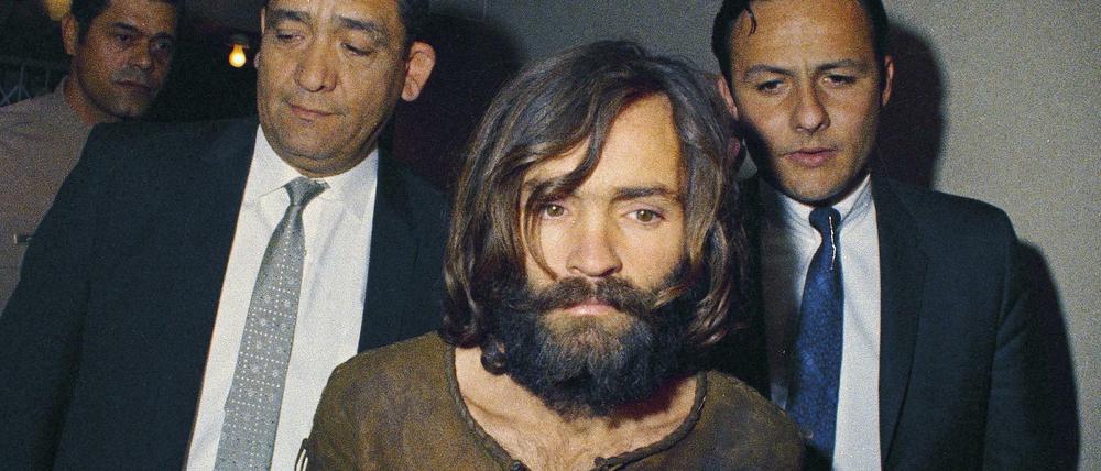 Charles Manson im Jahr 1969 auf dem Weg zur Anklageverlesung im Zusammenhang mit dem Mord an der Schauspielerin Sharon Tate. 