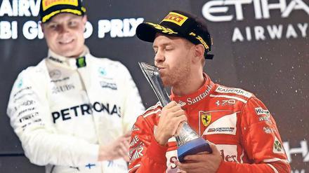 Küsschen für den Cup. Formel-1-Pilot Sebastian Vettel feierte im dritten Jahr bei Ferrari fünf Siege. Für den Gewinn der Weltmeisterschaft war dies aber zu wenig. Mercedes-Pilot Valtteri Bottas gewann gestern das Rennen. Foto: Andrej Isakovic/AFP