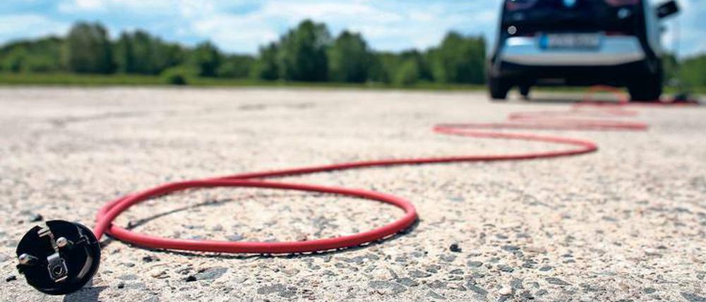 Ladesäule gesucht. Die Rede ist vom Henne-Ei-Problem. Werden keine E-Autos verkauft, weil es zu wenig Ladestationen gibt? Oder fehlen Autos für mehr Ladesäulen? 