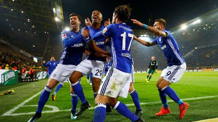 Junel. Trubel, Heiterkeit. Naldo feiert mit seinen Mannschaftskameraden das 4:4 gegen Dortmund, nachdem die Schalker zur Halbzeit mit 0:4 zurückgelegen hatten.