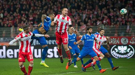 Eingenickt. Darmstadts Terrence Boyd köpft zwischen Unions Verteidigern Toni Leistner und Marc Torrejon unbedrängt zum 2:2 ein.
