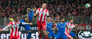 Eingenickt. Darmstadts Terrence Boyd köpft zwischen Unions Verteidigern Toni Leistner und Marc Torrejon unbedrängt zum 2:2 ein.