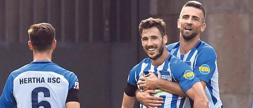 Halt mich fest. Mathew Leckie (links, mit Vedad Ibisevic) schien zu Saisonbeginn selbst nicht verstehen zu können, warum er plötzlich so verlässlich getroffen hat.