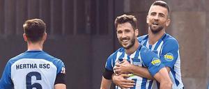 Halt mich fest. Mathew Leckie (links, mit Vedad Ibisevic) schien zu Saisonbeginn selbst nicht verstehen zu können, warum er plötzlich so verlässlich getroffen hat. 