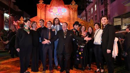 "Unerwünschte Umarmungen". Produzent John Lasseter (Mitte) nimmt jetzt eine Auszeit, um sein Verhalten zu überdenken. 