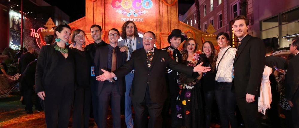 "Unerwünschte Umarmungen". Produzent John Lasseter (Mitte) nimmt jetzt eine Auszeit, um sein Verhalten zu überdenken. 