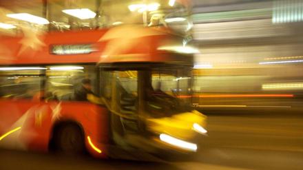 Ein BVG-Bus in der Nacht (Symbolbild).