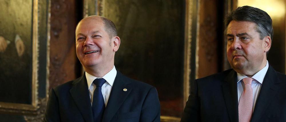 Olaf Scholz (links) die Finanzen, Sigmar Gabriel die Verteidigung? In einer GroKo würden sich einige Minister aufdrängen.