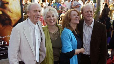 Der Schauspieler Rance Howard (l-r) mit seiner Frau Jean Speegle Howard und seinem Sohn Ron Howard (r) mit seiner Frau Cheryl.