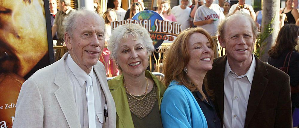 Der Schauspieler Rance Howard (l-r) mit seiner Frau Jean Speegle Howard und seinem Sohn Ron Howard (r) mit seiner Frau Cheryl.