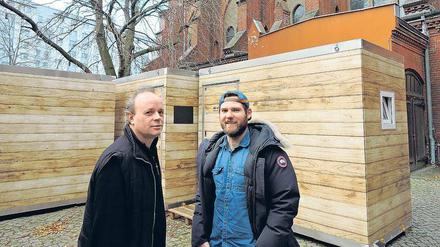 Kirchliche Kältehilfe. Diakon Wolfgang Willsch (l.) hat acht so genannte Lodges bei Unternehmer Fritz Ramisch gemietet.