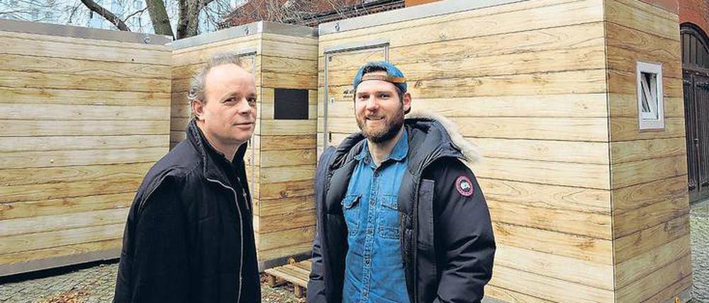 Kirchliche Kältehilfe. Diakon Wolfgang Willsch (l.) hat acht so genannte Lodges bei Unternehmer Fritz Ramisch gemietet.