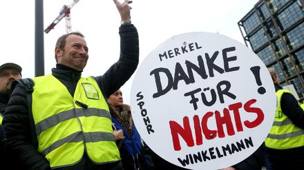 Am Boden. Die Mitarbeiter von Air Berlin sind wütend auf das Management und die Politik.
