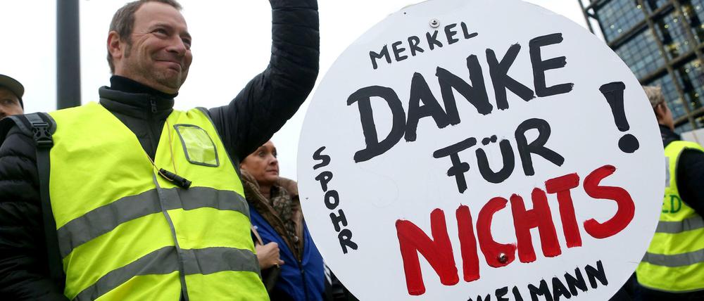 Am Boden. Die Mitarbeiter von Air Berlin sind wütend auf das Management und die Politik.