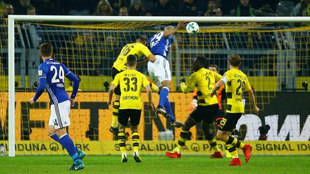 Da ist das Ding. Naldo köpft in der Nachspielzeit das 4:4 für den FC Schalke 04 gegen Borussia Dortmund.