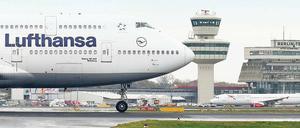 Und der Jumbo passt auch noch ins Bild. Das laute Lufthansa-Flugzeug donnert noch bis Weihnachten über die Häuser von Pankow bis Spandau hinweg. Für die TXL-Rüssel ist er zu groß – Passagiere müssen viele, viele Treppen nach oben steigen.