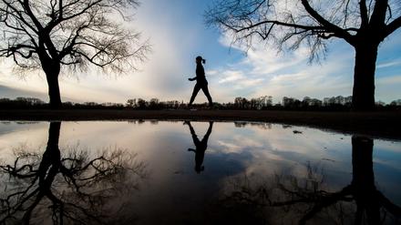 Eine Joggerin am Maschsee in Hannover. Unser Kolumnist meint, Frauen sollten sich auch von Nachrichten von Übergriffen nicht abschrecken lassen.