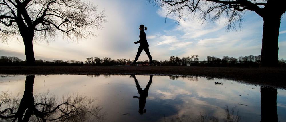 Eine Joggerin am Maschsee in Hannover. Unser Kolumnist meint, Frauen sollten sich auch von Nachrichten von Übergriffen nicht abschrecken lassen.