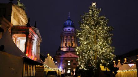 Wieder schön illuminiert. Die Weihnachtsbuden am Gendarmenmarkt. Aber die Romantik hat Schattenseiten. 